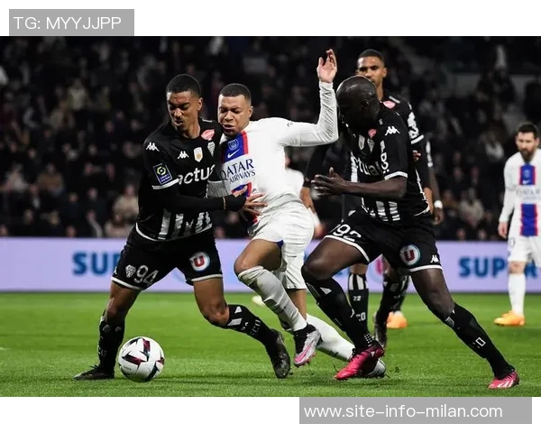 姆巴佩精彩过人引发冲突博伊罗愤怒推倒对手场面失控